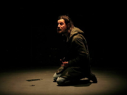 Antonio Aguilar actuando en "De noche justo antes de los bosques" en el Off de La Latina