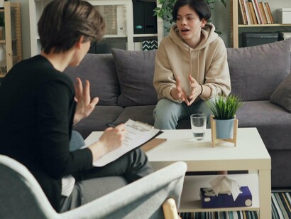 Sessão de terapia.  A terapia tem me feito questionar, acho eu, pois venho falando em voz alta os traumas, os medos, os sonhos e as dores, isso deixa as pessoas mais reflexivas