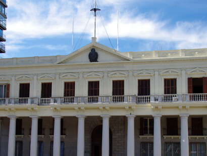 El edificio fue proyectado por Manoel de Castel y se construyó entre 1873 y 1874. Toma el nombre de Palacio Estévez porque perteneció a Francisco Estévez.  2017. Palacio Estevez Montevideo, Uruguay