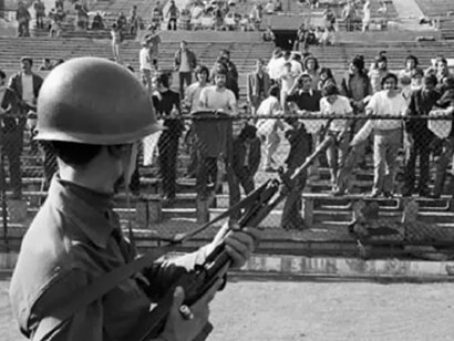 Un militar vigila a los detenidos en las gradas del Estadio Nacional de Chile