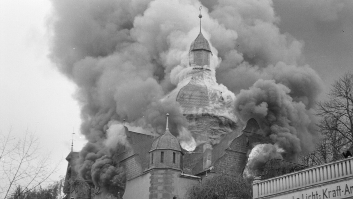 La noche de los cristales rotos (en alemán «Kristallnacht») fue una serie de ataques combinados contra los judíos en la Alemania nazi, y Austria también, durante la noche del 9 al 10 de noviembre de 1938