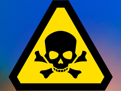 Tóxico. Mesmo após 124 anos a indústria de fashion continua a utilizar produtos tóxicos, mas no atual cenário não é apenas um componente, e sim uma ampla gama de produtos químicos durante o processo de fabricação