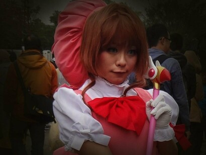 Cosplayer vestida de Cardcaptor Sakura. O traço de cada obra varia conforme a obra, entretanto, muitos fãs preferem os traços de Mokona aos traços das outras duas artistas, por terem um estilo muito diferente e os personagens acabarem desproporcionais com braços e pernas muito compridos. Aliás, é possível saber qual das três é a artista principal da obra apenas pelo traço