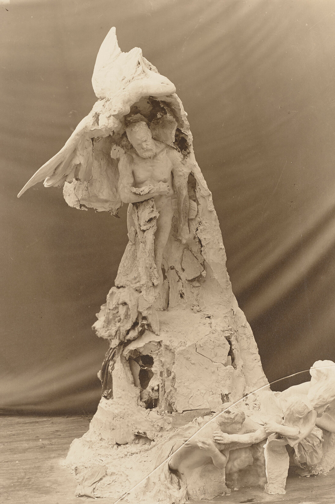 Jacques-Ernest Bulloz (1858–1942), Projet en plâtre
pour le monument à Victor Hugo, épreuve
gélatino argentique, H. 37,50 L. 27,50 cm Ph. 1035