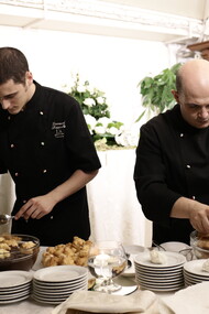 Lo chef Filippo Cogliandro e un suo assistente. Ph. Stefano Mileto