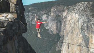 Marcher sur le fil, entre ciel et terre : habiter l’incertitude avec équilibre, lucidité et attention, dans un monde en constante transformation
