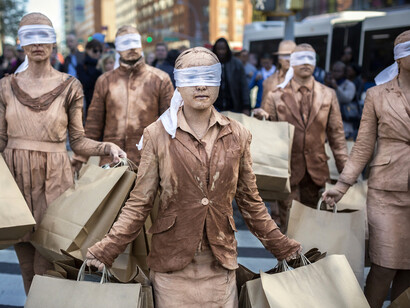Performance contra el consumismo en Nueva York, 2014. Foto: James Prochnik