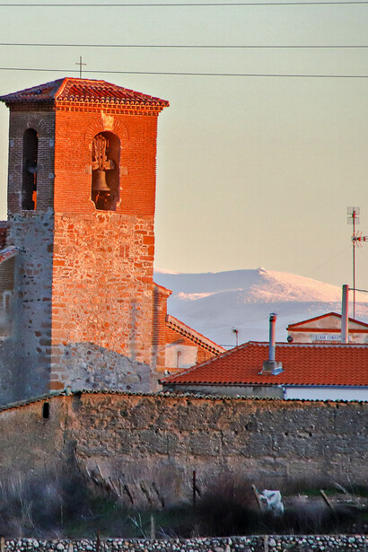 Campanario de la Iglesia del Salvador, ubicada en el pueblo donde nació Teófanes Egido, Cajates municipio de la comarca Tierra de Alba, Salamanca, España