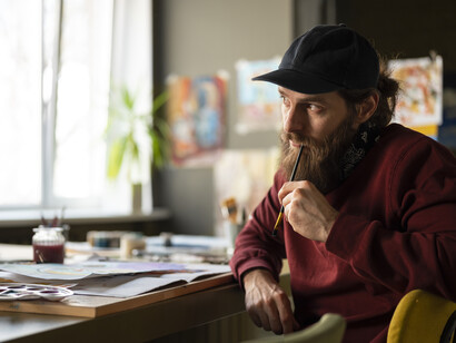 Entre gaivotas, cães e olhares apaixonados, François encontra motivos para prolongar sua estadia no papel