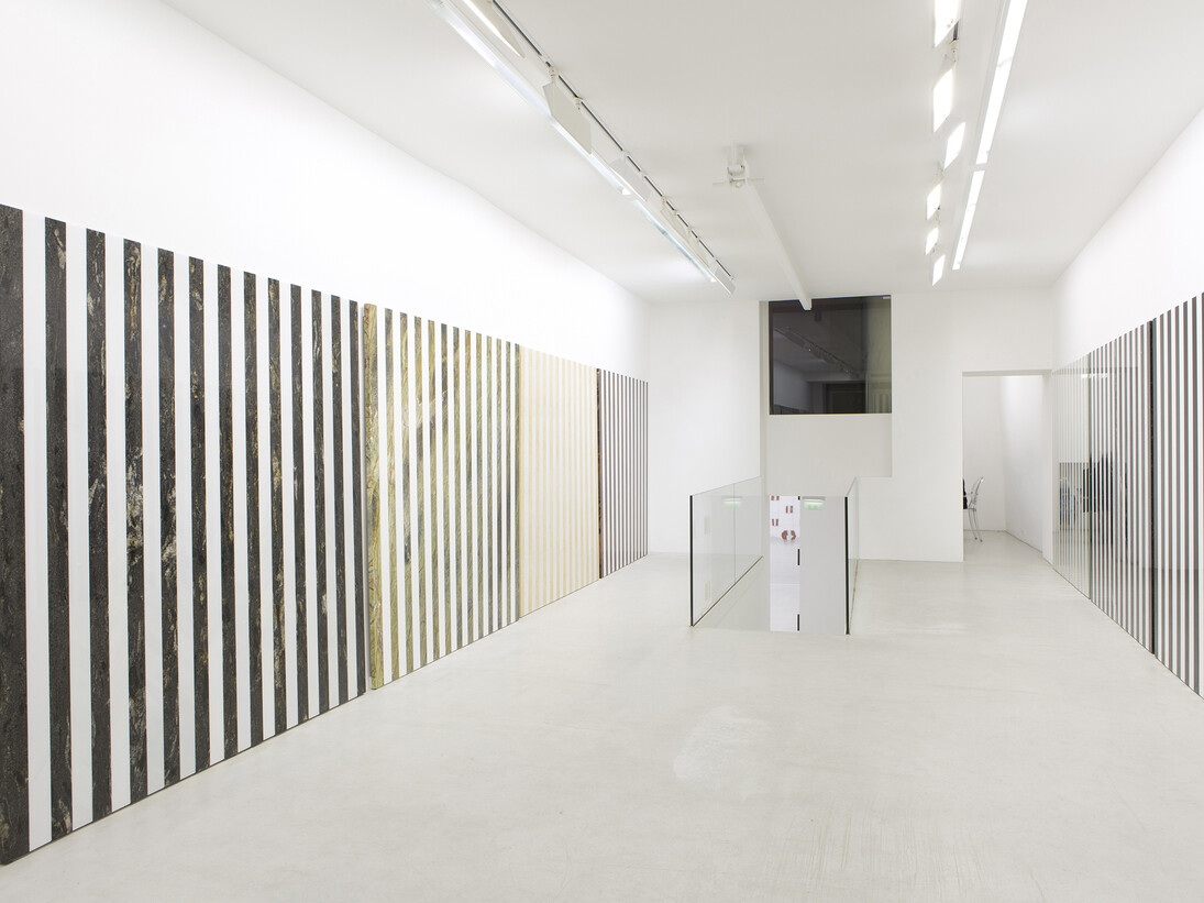 All images: Daniel Buren « Photos-souvenirs » : Vue de l’exposition / View of the exhibition « Au fur et à mesure, travaux in situ et situés », kamel mennour (6 rue du Pont de Lodi), Paris, 2015 © ADAGP Daniel Buren, Photo: Fabrice Seixas, Courtesy the artist and kamel mennour, Paris