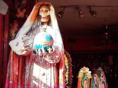 Nonostante la sua condanna da parte della Chiesa cattolica, la Santa Muerte ha milioni di seguaci, soprattutto tra gli emarginati e coloro che affrontano rischi quotidiani nella loro vita