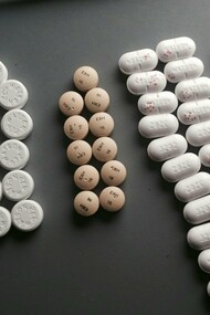 "São apenas esses e mais um para controlar o açúcar. Ah, tomo também um antiácido após as refeições e unzinho para gordura no fígado. Gasto um bom dinheiro na farmácia, mas vale a pena. Minha saúde está em dia! Lembrei que tomo também um pequenininho para a pressão: fica sempre em 12 por 8. Uma maravilha. Estou ótimo!"