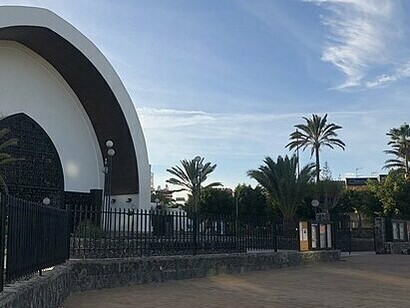 Templo ecumênico em Gran canaria, Espanha. Para os crentes, fé é a confiança em um poder superior, seja ele Deus, deuses ou uma força universal. Essa crença pode proporcionar conforto em tempos de dificuldade, ajudando os indivíduos a enfrentar desafios e incertezas