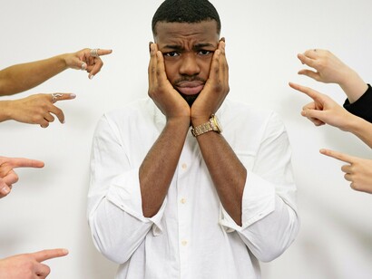 Julgamento. Inveja, medo, abuso, mentiras são construídas na imobilidade da ambição. Nas famílias isso é terrível, nos governos, quando essa atitude é característica dos governantes, é bastante lesivo e conflitivo o que se cria entorno, assim como é positivo no sentido de acirrar contradições e possibilitar mudanças