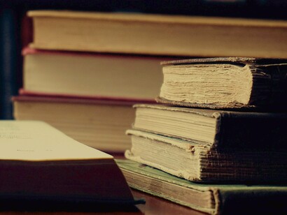 Miscelânea de livros. Com a reforma protestante, a ideia de sistema de ensino o fortaleceu-se, foi rompendo com a transmissão de ideias da Igreja Católica e também começou a ser usado pelos Estados como meio de propagação de ideias