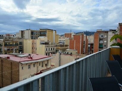 Horizonte mirando aproximadamente al oeste desde el tejado de la calle Roger de Flor, Barcelona, en el barrio de Camp d'en Grassot i Gràcia Nova, Barcelona, España