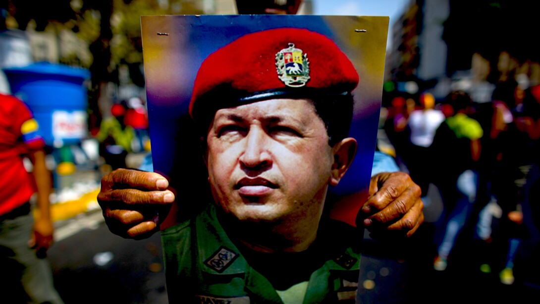 Un seguidor de Hugo Chávez con una imagen del dirigente fallecido en 2013