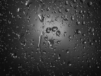 Gotas de lluvia deslizándose en un cristal