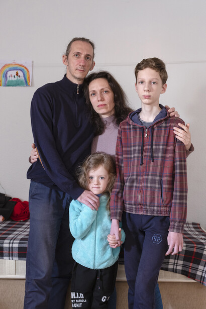 Frank Gaudlitz, Nina M., 45, and Evgenij M., 49, with their children Timur, 12, and Aljona, 5, from Mariupol, Ukraine. Housing for refugees. Tbilisi, Georgia, 4/2023. Mit freundlicher genehmigung des Museums Europäischer Kulturen