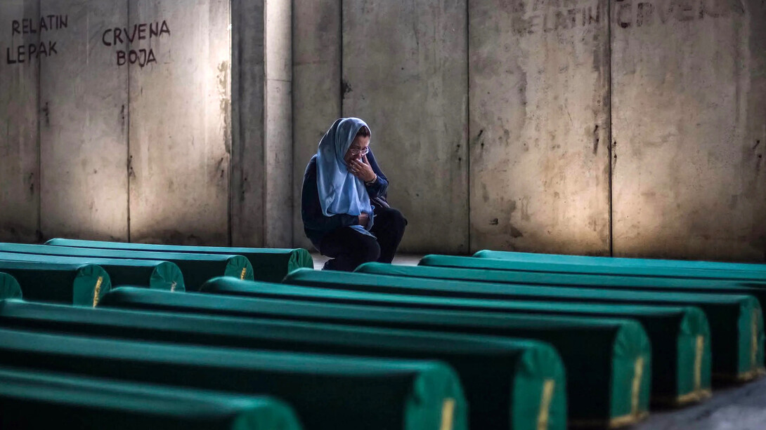 Mujer llora en el sepelio de algunas de las víctimas identificadas de la masacre de Srebrenica