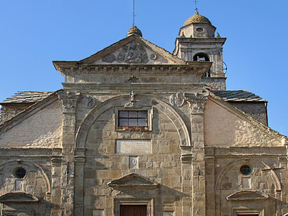 La facciata in pietra calcarea della Chiesa di Roccaverano, Asti
