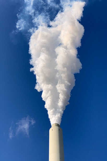 Usina joga fumaça com alto índice de Co2 na atmosfera. Sensores IoT podem ser implementados para monitorar emissões de carbono