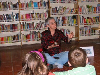 Doju Dinajara Freire  parla ai bambini nella biblioteca di Fossano (CN)