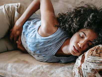 Ragazza in preda al fastidioso dolore da cistite: cambiando il PH interno dell'intestino, i batteri presenti migreranno in altri organi:in questo caso il batterio si attaccherà alle pareti vescicali producendo quel fastidioso dolore molto acuto