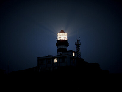 Phare. Augustin Fresnel, un inventeur ingénieux, s’est penché sur la problématique avec pour objectif d'améliorer le système d’éclairage existant avec l’émergence de nouvelles technologies de l’époque