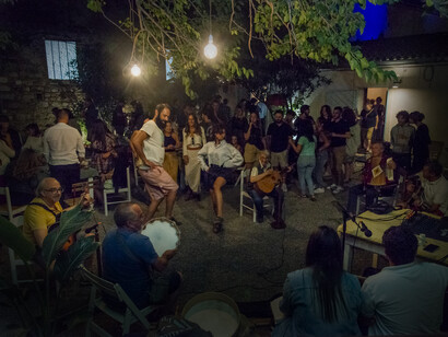 Festival di Castello dell’Arso, Mandatoriccio, Calabria, Italia. Il pubblico è il benvenuto, che si tratti di assistere a un concerto di jazz sperimentale, ballare sotto le stelle al ritmo dell'elettronica, ascoltare musica tradizionale mentre si sorseggia un bicchiere di vino o assaporare prelibatezze locali nel cortile. © Marilu Parisi