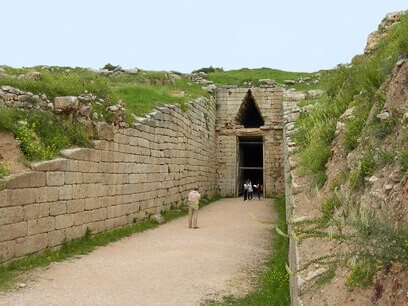La entrada de la Tumba de Clitemnestra, en las afueras de la ciudadela de Micenas, es un ejemplo del tipo arquitectónico conocido como «tholos». Micenas, Grecia