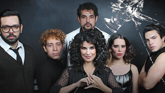 Elenco completo de "Casi normal" (de izquierda a derecha): Beto Baralt, Carlos Linares, Karina, Tom Vivas, Claudia Rojas y Daniel Albornoz