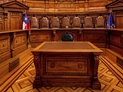 Le vide dans la salle reflète une défaillance plus profonde que le droit une absence devenue symbole