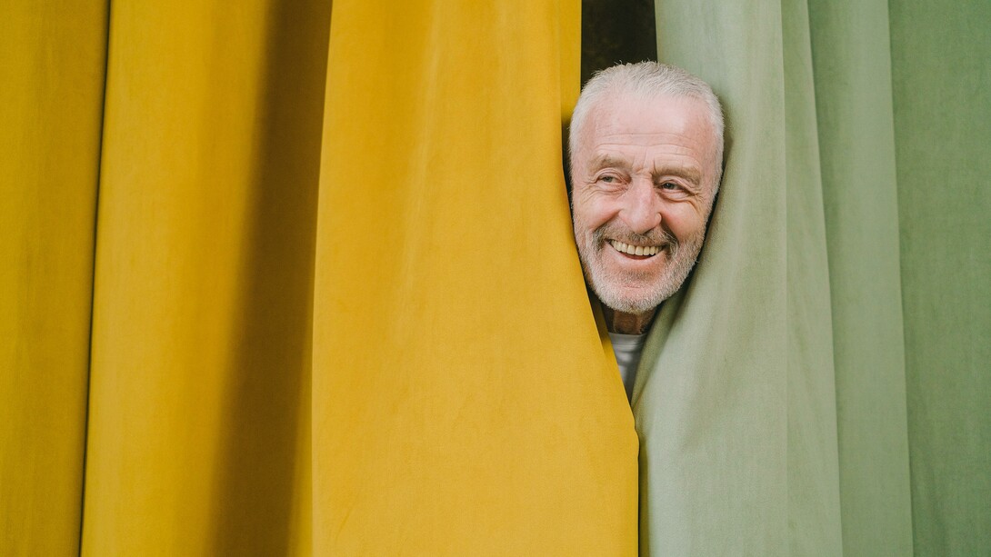 Yoga della risata con ammalati di Alzheimer e demenza. Nell’ultimo decennio si sono avute sempre più evidenze sull’efficacia di approcci non farmacologici e per questo sono nate strutture mirate semiresidenziali e residenziali dove poter intervenire con questa modalità terapeutica