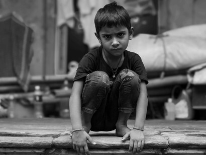 Primo piano di un bambino che vive per strada: "Quello che avviene, in circostanze particolari, è un progressivo abbandono delle capacità empatiche di percepire l’altro come un essere che è tale e quale a noi, con sentimenti ed emozioni che potremmo provare, pressoché identici, anche noi"