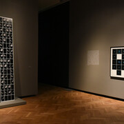Leandro Katz, A noite e as palavras, vista da exposição. Cortesia do Museo Nacional de Bellas Artes