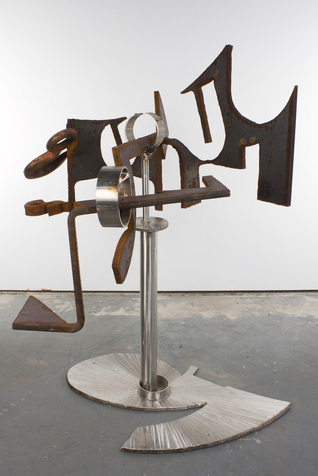 Mark di Suvero, Steel Cloud (for Po Chū-Yi ), 2010, Steel, stainless steel, 60 x 32 x 51 inches; 152.4 x 81.3 x 129.5 cm, Top element: 32 x 48 x 54 in. (81.3 x 121.9 x 137.2 cm) ©Mark Di Suvero. Courtesy Paula Cooper Gallery, New York, and James Cohan Gallery, Shanghai. Photo: Jeffrey Price