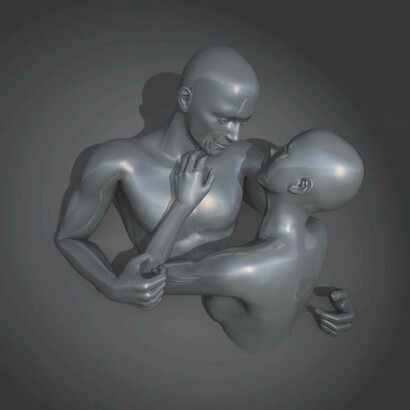 Due figure scultoree lucide e argentate si abbracciano teneramente, una appoggiata sul petto dell'altra, su uno sfondo grigio scuro