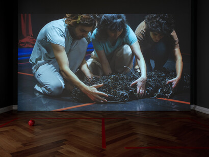 İz Öztat, Vorbei mit der übeltäterei, ausstellungsansicht. Mit freundlicher genehmigung der Zilberman Gallery