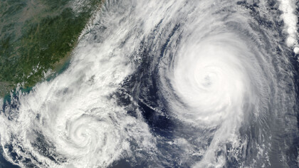 Cuando dos ciclones se acercan, pueden interactuar de diversas formas. El súper tifón Parma cruzó el extremo norte de la isla de Luzon, el 3 de octubre de 2009, Filipinas