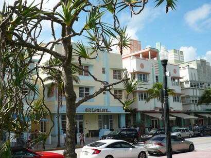 L'estetica unica dell'Art Déco di Miami Beach ha reso la città un'ambientazione ideale per film e serie TV, diventando un simbolo dello stile retrò ma moderno. Miami Beach, Florida, USA. Foto di Flavius Roversi