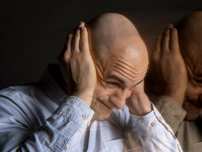 Homem angustiado. Durante 18 meses, ela viveu como "Ned", sua persona masculina cuidadosamente construída. Ela contou com a ajuda de um treinador vocal, aprendeu a disfarçar sua postura corporal, usou próteses para simular músculos e barba postiça para passar por homem em situações sociais variadas