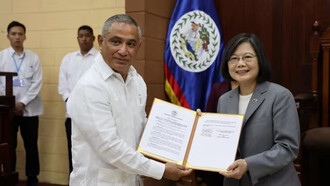 El primer ministro de Belice, John Briceno, y la presidenta de Taiwán, Tsai Ing-wen, firman un acuerdo de cooperación técnica durante la visita de Tsai el 3 de abril de 2023