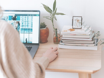 Lavoro di blogger al computer. Credo che alcuni talenti abbiano già un posto, un momento, una dimensione e un orizzonte migliori. Non hanno mai dimenticato le mille possibilità dell’anima