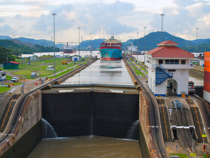 El canal de Panamá, un canal de navegación ubicado entre el mar Caribe y el océano Pacífico que atraviesa el punto más estrecho del istmo de Panamá