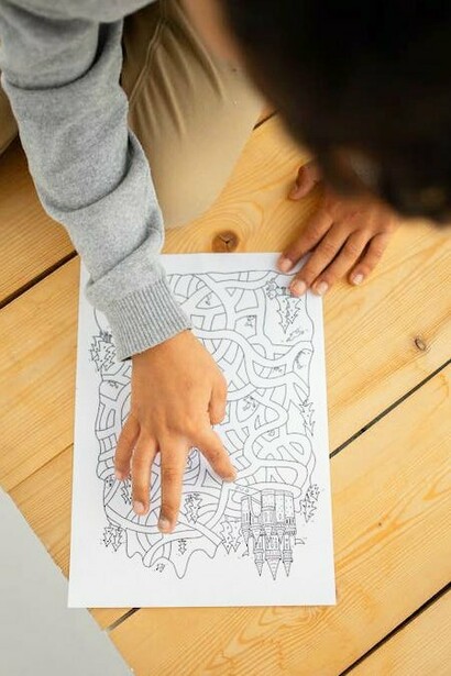 Il vero gioco è stato trasformare il labirinto in spartito labirintico: ho ipotizzato di far coincidere con ogni svolta ad angolo retto del percorso un cambiamento di lettera del motto