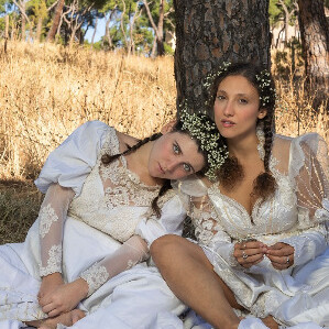 La dirección, medida al milímetro, consigue que cada elemento en escena contribuya a la construcción de un universo simbólico de gran potencia