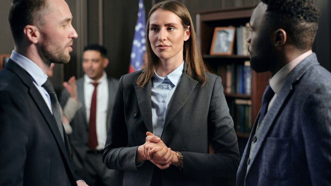 Políticos reunidos em uma discussão comercial