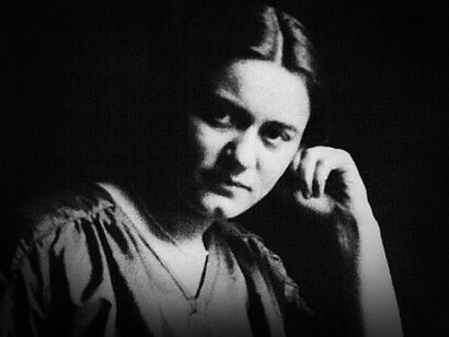 Edith Stein, de nombre religioso Teresa Benedicta de la Cruz: una larga evolución intelectual y espiritual la condujo al catolicismo, al que se convirtió en 1921