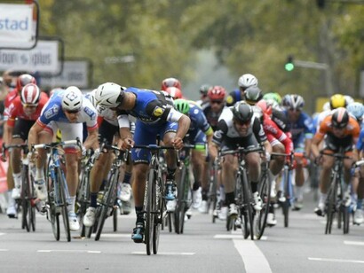 Gaviria en el sprint de la clásica París-Tours